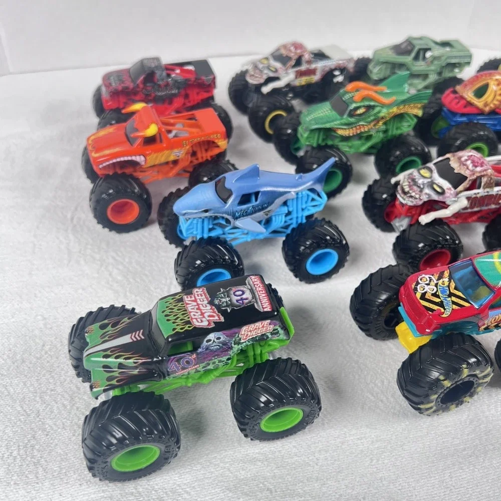 Monster Jam Pit Party Go Carry Case Rolling Handle Complete Set w 15 Trucks